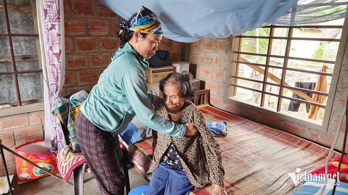 Bà Phương tảo tần chăm sóc mẹ chồng bệnh tật, tuổi cao, sức yếu