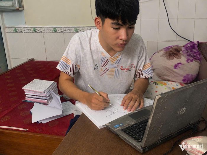 Em Trương Lê Bình Thuận, học sinh chuyên Lý (Trường THPT Chuyên Lê Quý Đôn), 12 năm liền đạt danh hiệu học sinh giỏi
