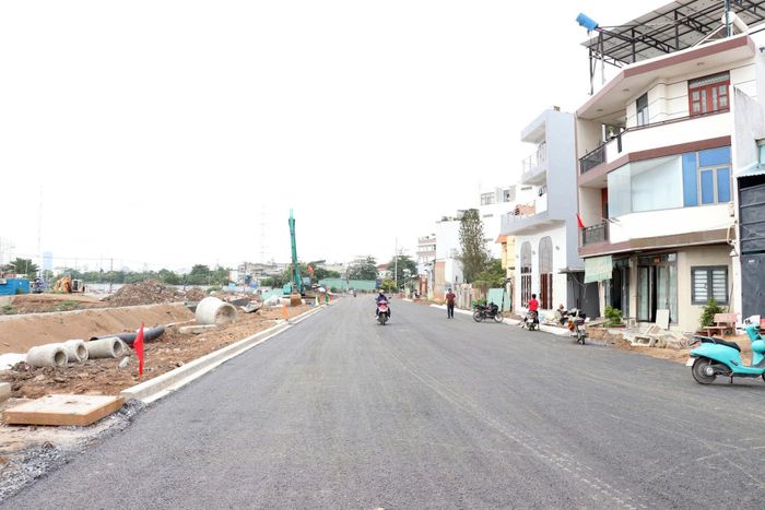 Bờ trái rạch Xuyên Tâm khang trang sau khi thông xe đoạn đường dài 1,4km. Ảnh: TK