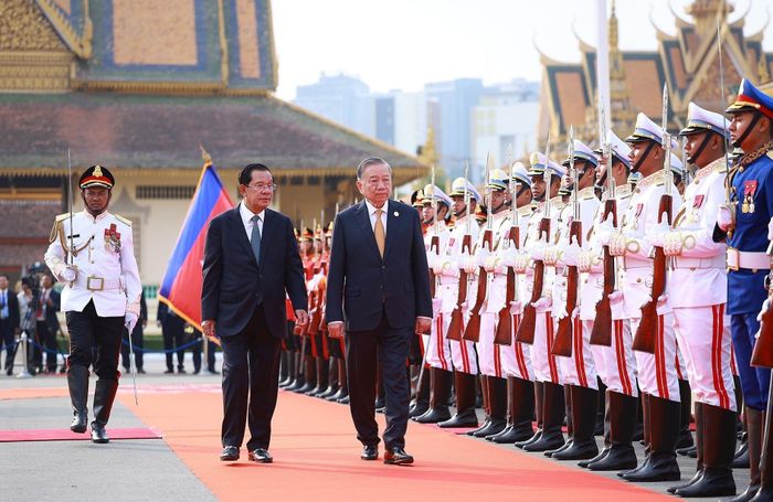 Chủ tịch Thượng viện Campuchia Hun Sen chủ trì lễ đón Tổng Bí thư, Chủ tịch nước Tô Lâm trong chuyến thăm Campuchia hồi tháng 2. Ảnh: TTXVN
