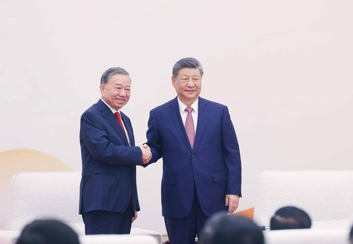 Tổng Bí thư, Chủ tịch nước Tô Lâm và Tổng Bí thư, Chủ tịch nước Tập Cận Bình tại buổi gặp gỡ thanh niên hai nước tham gia chương trình “Hành trình Đỏ nghiên cứu, học tập” hồi tháng 4. Ảnh: TTXVN