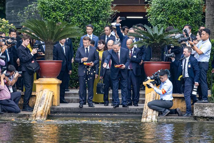 Tổng Bí thư, Chủ tịch nước Tô Lâm cùng Tổng thống Emmanuel Macron cho cá ăn tại Ao cá Bác Hồ hồi tháng 5/2025. Ảnh: Phạm Hải