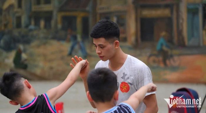 Quân chăm chút từng động tác cho các em như cách anh tỷ mẩn chăm sóc mẹ bệnh. Ảnh: N.Huyền 