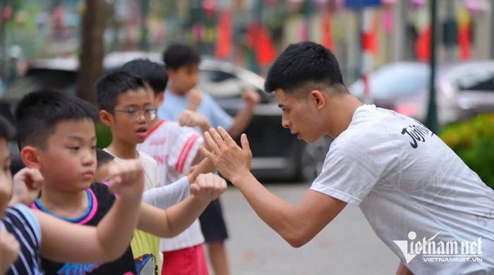 Để chủ động trong cuộc sống, Quân đi dạy võ và dành nhiều thời gian chăm sóc mẹ. Ảnh: N.Huyền 