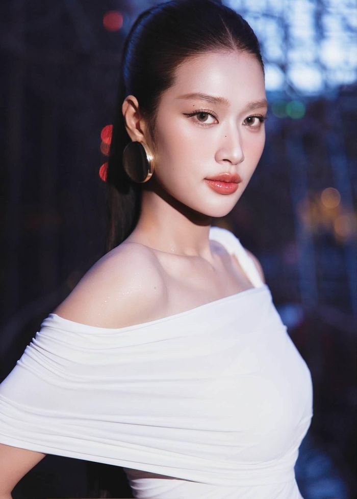 Hoa hậu Đoàn Thiên Ân mang nét đẹp sắc sảo, đôi mắt biết nói cùng đôi môi quyến rũ, rất Tây. Thần thái tự tin và năng lượng mạnh mẽ của cô luôn là điểm cộng lớn thu hút ánh nhìn của người đối diện.