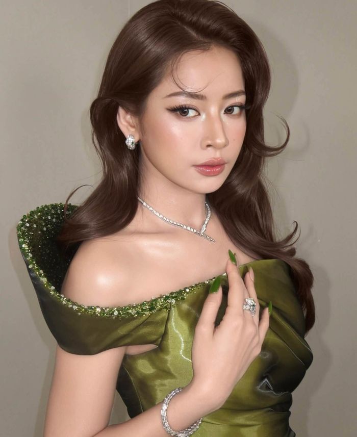 Bước ra từ các show diễn quốc tế, nhan sắc của Chi Pu ngày càng thăng hạng vượt bậc. Không chỉ sở hữu đường nét gương mặt thanh tú, Chi Pu còn tỏa ra khí chất của một ngôi sao giải trí hàng đầu: quyến rũ, hiện đại và biến hóa đa dạng. Sự xuất hiện của cô bên cạnh các minh tinh quốc tế trong bảng đề cử là minh chứng rõ ràng cho sức hút toàn cầu.