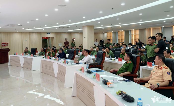 Trung tướng Nguyễn Thanh Tùng cùng các lãnh đạo UBND TP, Công an TP Hà Nội tại buổi lễ. Ảnh: T.D.