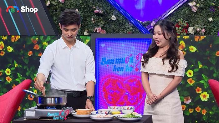 Tấn Tài nấu ăn ngay trên sóng chương trình mai mối. Ảnh cắt từ clip 