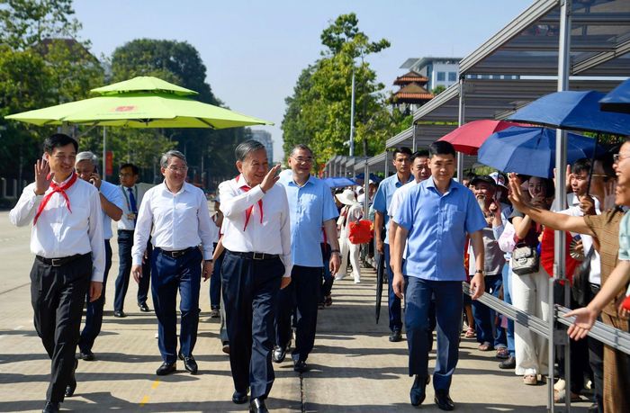 Tổng Bí thư, Chủ tịch nước Tô Lâm vẫy tay chào nhân dân vào Lăng viếng Chủ tịch Hồ Chí Minh
