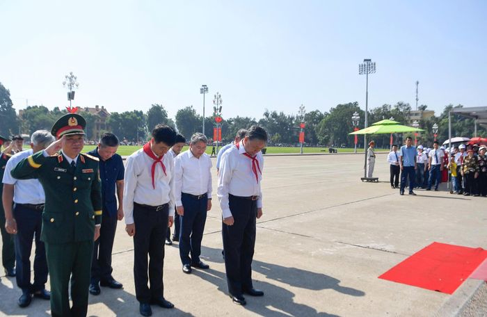 Tổng Bí thư, Chủ tịch nước Tô Lâm và các đại biểu thành kính tưởng nhớ Chủ tịch Hồ Chí Minh