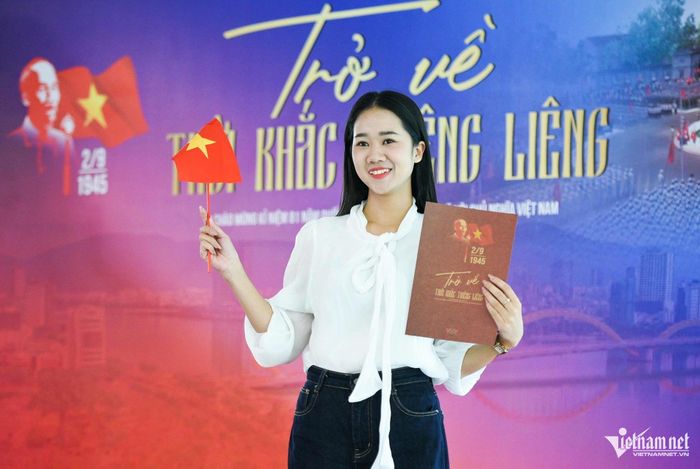 "Khi trải nghiệm em cảm giác như đang trực tiếp có mặt tại Quảng trường Ba Đình và lắng nghe Chủ tịch Hồ Chí Minh đọc Tuyên ngôn Độc lập", Ngọc Hân chia sẻ.