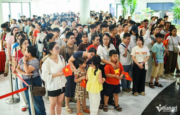 Người dân và du khách xếp hàng chờ trải nghiệm công nghệ thực tế ảo, trở về thời khắc lịch sử.