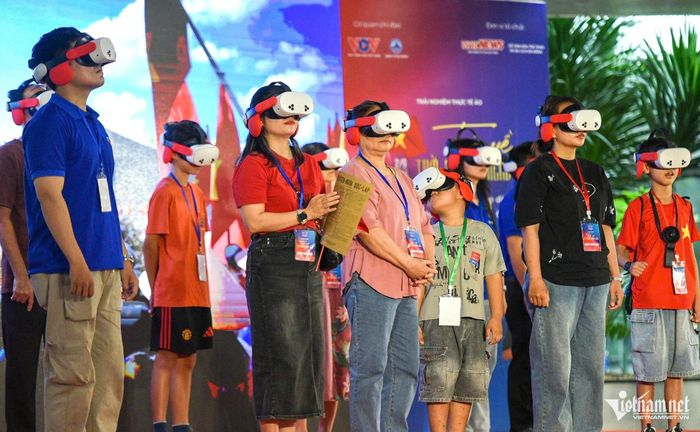 Thông qua công nghệ VR, người tham dự có cảm giác “xuyên không” về thời khắc lịch sử 81 năm trước, hòa cùng dòng người hướng lên lễ đài tại Quảng trường Ba Đình, lắng nghe Bác Hồ đọc bản Tuyên ngôn Độc lập.