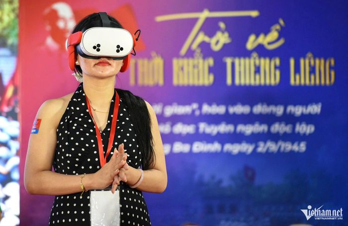 Hình ảnh, âm thanh được tái hiện sống động, giúp người trải nghiệm cảm nhận rõ hơn không khí của thời khắc lịch sử. 