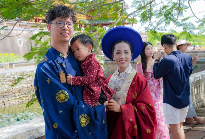 Một gia đình mặc cổ phục truyền thống, cùng check-in lưu giữ những khoảnh khắc đẹp tại Đại Nội Huế.