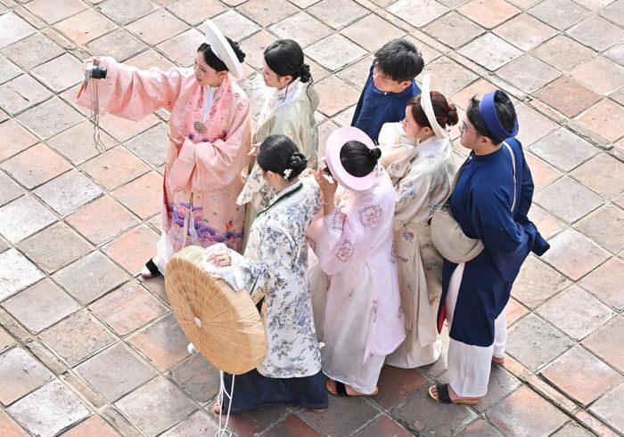 Nhiều du khách khoác lên mình bộ cổ phục truyền thống, lưu giữ những khung hình đẹp khi đến tham quan Đại Nội Huế.