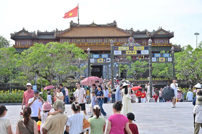 Đại Nội Huế đông nghịt người dân và du khách đến tham quan.