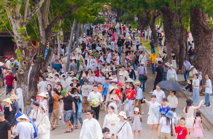 Khu vực Đại Nội Huế có lượng du khách tìm về tham quan tăng cao so với ngày thường.