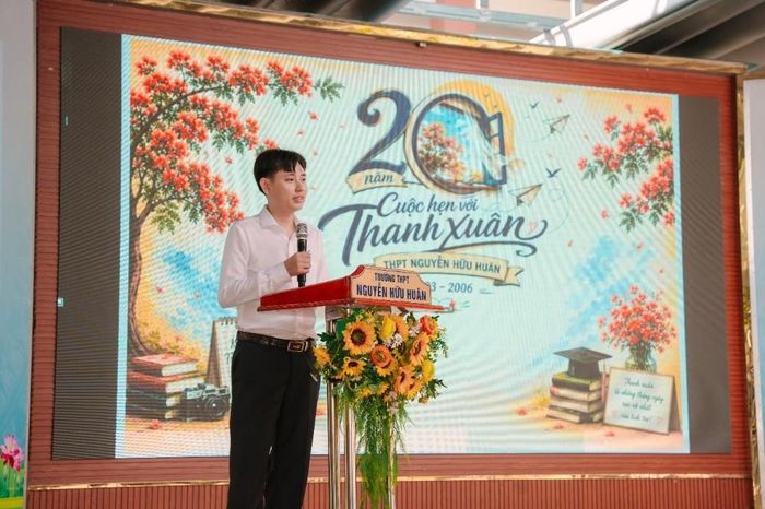 Đại diện Ban Tổ chức phát biểu khai mạc chương trình kỷ niệm 20 năm ngày ra trường - “Cuộc hẹn với thanh xuân”