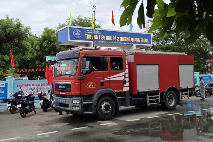 Xe cứu hỏa có mặt tại hiện trường. Ảnh: N.Đ