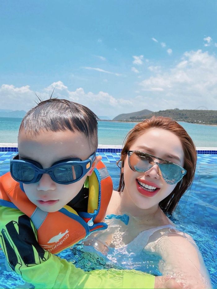Ca sĩ Bảo Thy đưa con đi chơi lễ.