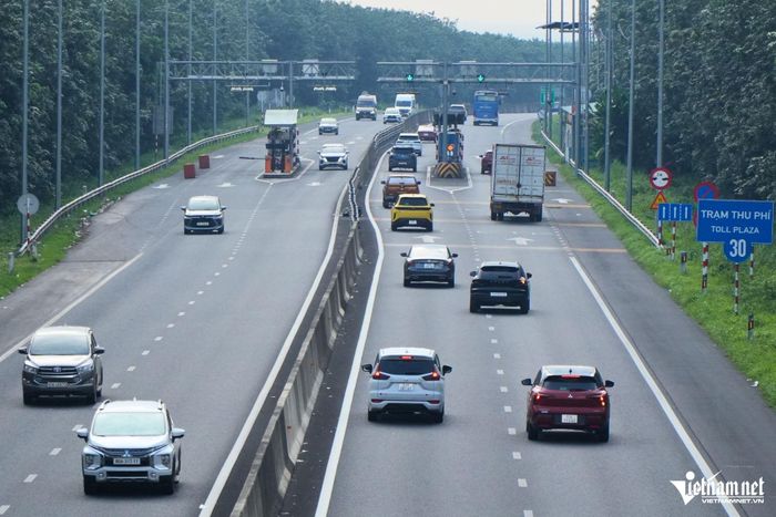Trạm thu phí Km94 trên cao tốc Phan Thiết - Dầu Giây vốn được xem là “điểm nóng" ùn tắc sau các kỳ nghỉ lễ nhưng tình hình hôm nay lại khác lạ, dòng xe lưu thông bình thường qua đây.