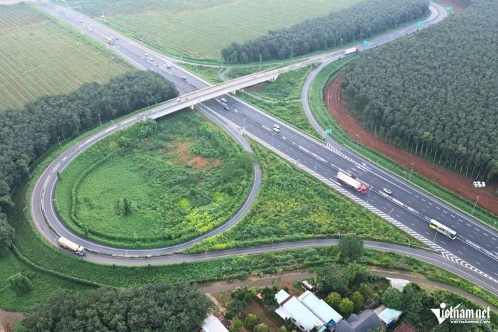 Nút giao Quốc lộ 56 với cao tốc Phan Thiết - Dầu Giây là điểm cuối của tuyến cao tốc. Khi cao tốc đi TPHCM xảy ra ùn tắc, lực lượng chức năng thường tổ chức phân luồng, điều tiết phương tiện từ xa tại đây.