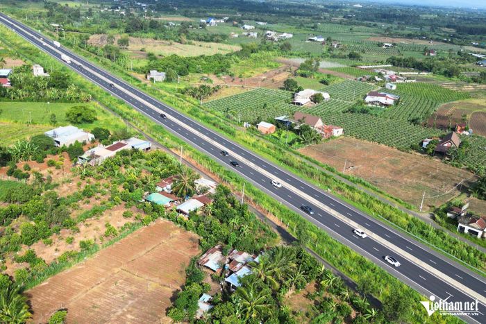 Trên cao tốc Phan Thiết - Dầu Giây, dòng xe hướng về TPHCM tăng đều từ đầu giờ chiều. Tại một số đoạn qua địa bàn Đồng Nai, lượng phương tiện đông hơn ngày thường nhưng không xảy ra tình trạng ùn tắc.