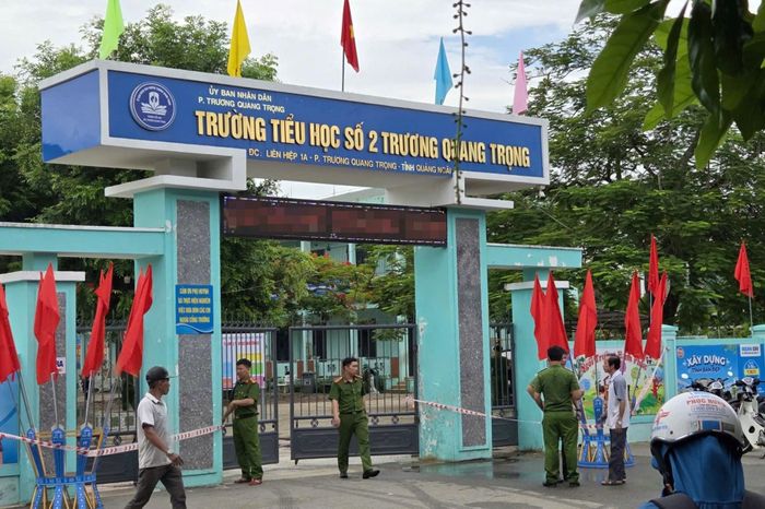 Lực lượng công an tổ chức khám nghiệm, điều tra vụ việc. Ảnh: N.Đ