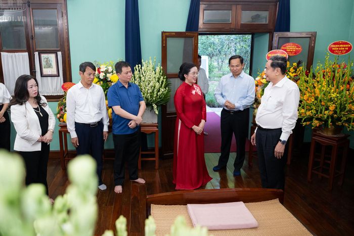 Chủ tịch Quốc hội Trần Thanh Mẫn trò chuyện với cán bộ Ban quản lý Khu di tích. Ảnh: QH