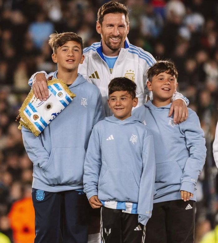 Messi và ba con trai. Ảnh: Antonela Roccuzzo/Instagram