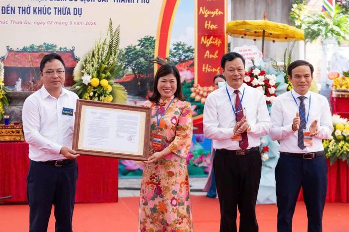 Lãnh đạo Sở Văn hóa, Thể thao và Du lịch TP Hải Phòng trao quyết định công nhận Di tích lịch sử Quốc gia đền thờ Khúc Thừa Dụ là điểm du lịch của thành phố