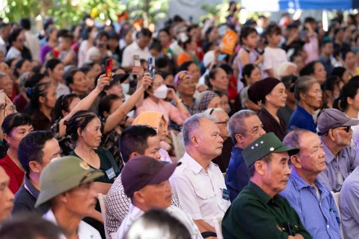 Đông đảo người dân và du khách thập phương tham dự lễ hội