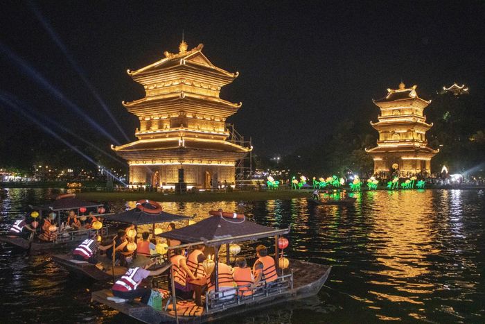 Các không gian vui chơi, văn hóa và giải trí về đêm cũng thu hút lượng khách lớn tại Ninh Bình.