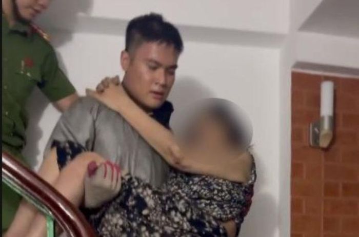  Lực lượng chức năng giải cứu nạn nhân mắc kẹt trong vụ cháy. 