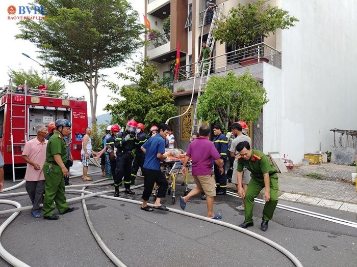  Hai nạn nhân trong tình trạng bất tỉnh được đưa ra khỏi ngôi nhà. Ảnh: NH.