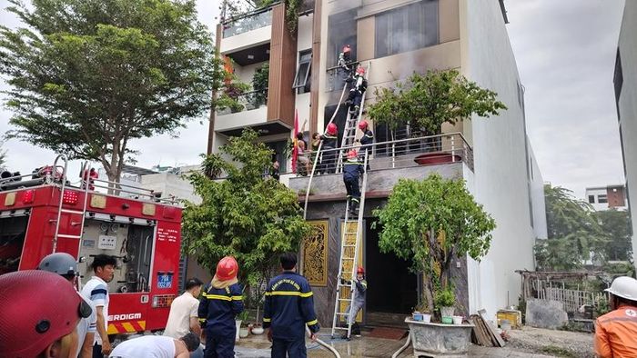  Lực lượng cứu hỏa dùng thang tiếp cận ngôi nhà. Ảnh: NH.