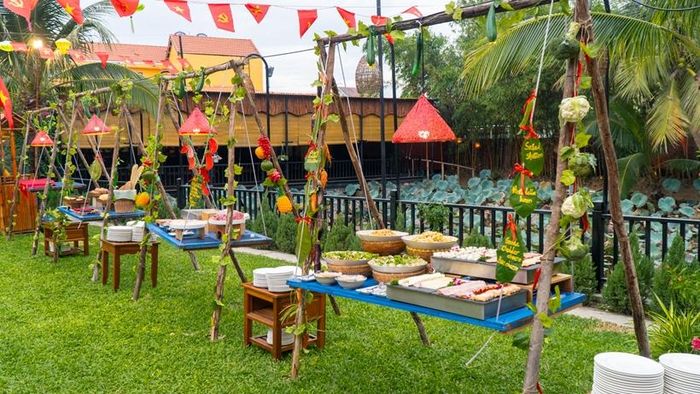  Lấy cảm hứng từ chợ quê các quầy ẩm thực được trưng bày trên khung gỗ độc đáo và thân thiện với thiên nhiên. 