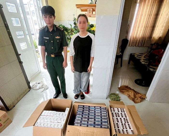 Bà Đ.T.H cùng số tang vật tại hiện trường.