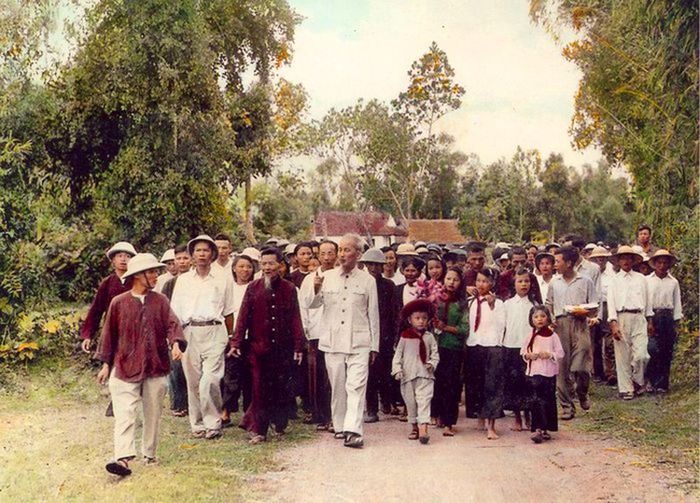Bác Hồ về thăm quê Nam Đàn, Nghệ An (1957) trong niềm hân hoan của bà con chòm xóm. Ảnh tư liệu phục dựng màu
