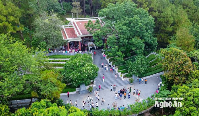 Khu mộ bà Hoàng Thị Loan trên núi Động Tranh. Ảnh Quốc Đàn