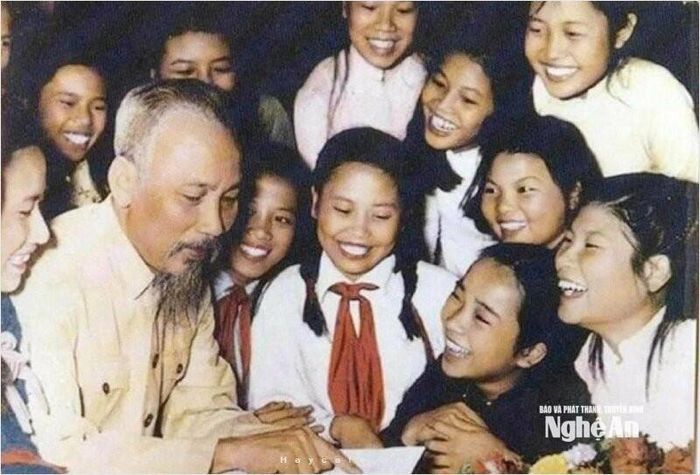 Bác Hồ với thiếu nhi. Ảnh tư liệu