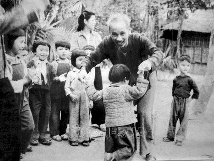 Hình ảnh Bác vui đùa nhảy múa cùng các cháu thiếu nhi như một người ông hiền hoà.