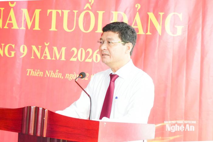 Đồng chí Phạm Trọng Hoàng - Ủy viên Ban Thường vụ, Trưởng ban Tổ chức Tỉnh ủy, thông qua quyết định trao tặng Huy hiệu 80 năm tuổi Đảng. Ảnh: TL