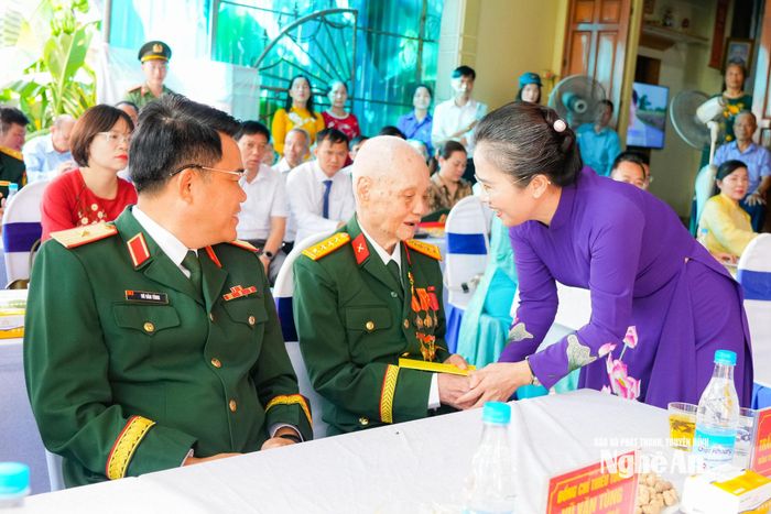 Phó Bí thư Tỉnh ủy Võ Thị Minh Sinh ân cần thăm hỏi sức khỏe đồng chí Trần Đình Tuyển. Ảnh: TL