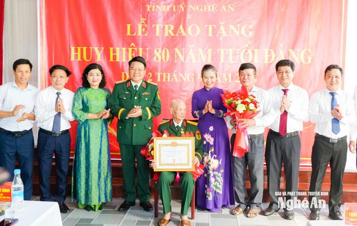 Các đồng chí lãnh đạo tỉnh, địa phương tặng hoa chúc mừng đồng chí Trần Đình Tuyển. Ảnh: TL