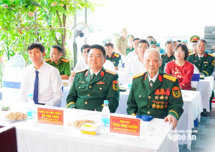 Đảng viên Trần Đình Tuyển và các đại biểu tham dự buổi lễ. Ảnh: TL