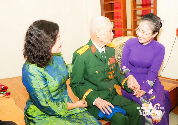 Các đồng chí lãnh đạo tỉnh ân cần thăm hỏi sức khỏe đồng chí Trần Đình Tuyển. Ảnh: TL