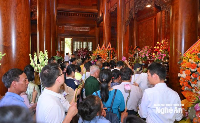 Đoàn người thành kính dâng hoa tưởng niệm Người. Ảnh: Thành Cường