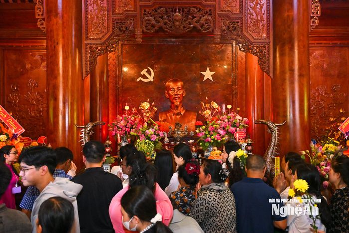 Ngày Tết Độc lập ở quê Bác không chỉ là dịp tưởng nhớ một vĩ nhân, mà đã trở thành điểm tựa tinh thần của mỗi người dân Việt Nam. Ảnh: Thành Cường
